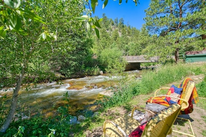 Charming Riverside Studio — Couples’ Getaway