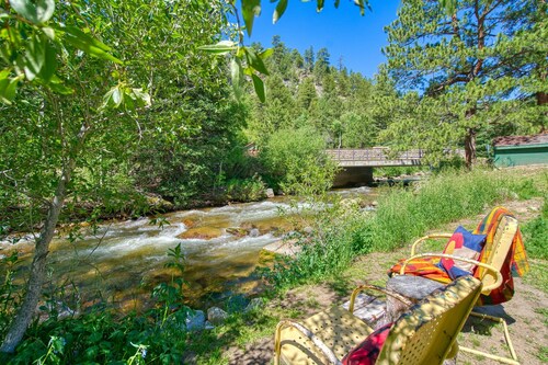 Vintage Riverside Cabin — Spacious Family Stay