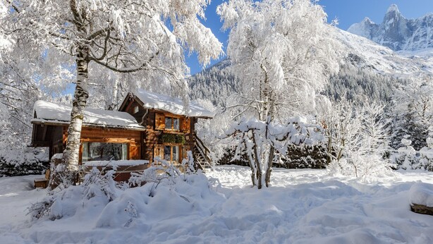 A wooden cabin surrounded by snow-covered trees and mountains. - Mazot Les Tines, with hot tub (Chamonix-Mont-Blanc)