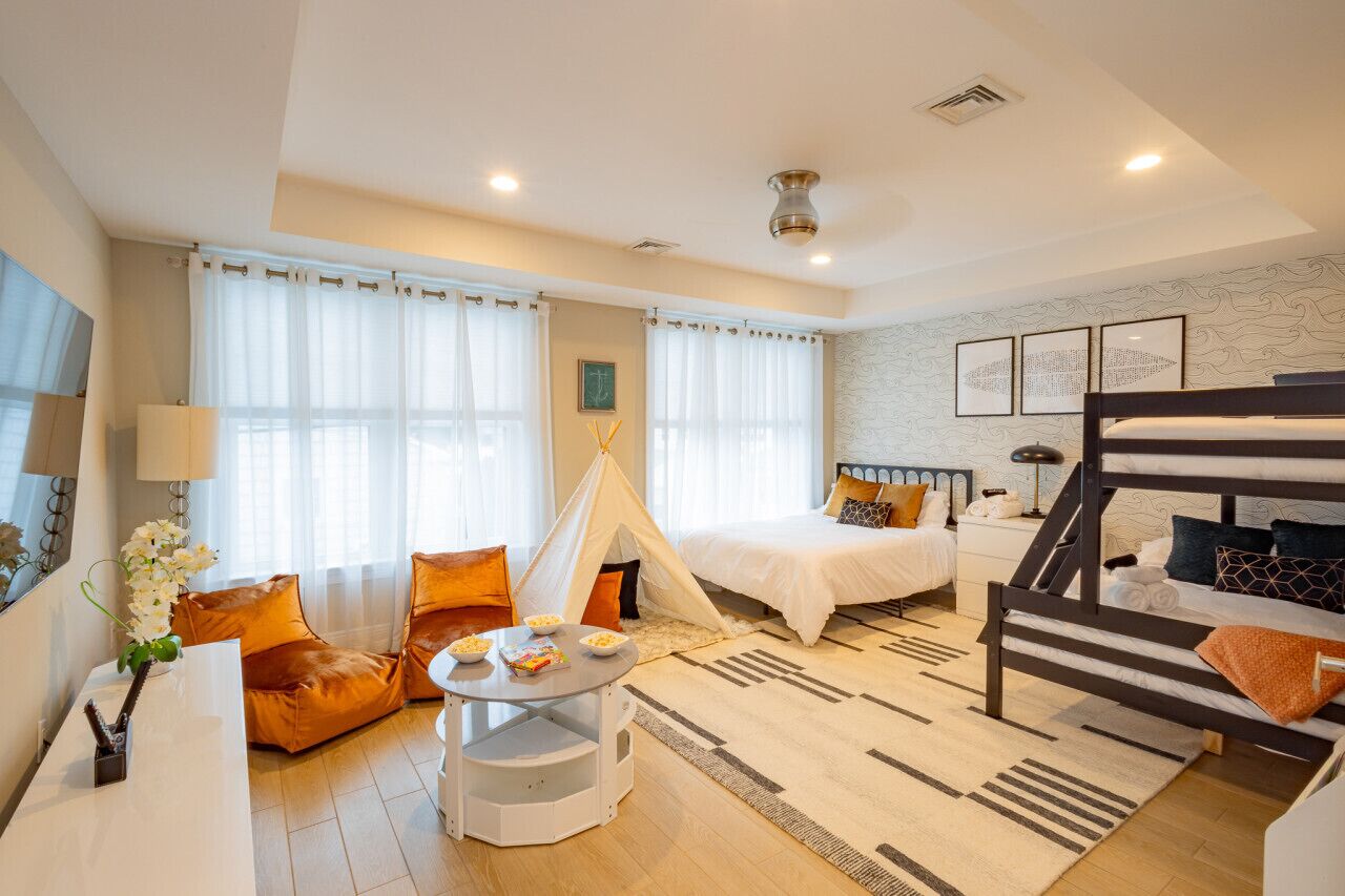 6 Schlafzimmer, Schreibtisch, Bügeleisen/Bügelbrett, Reisekinderbett