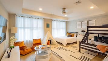 6 Schlafzimmer, Schreibtisch, Bügeleisen/Bügelbrett, Reisekinderbett