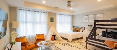 6 habitaciones, escritorio y tabla de planchar con plancha
