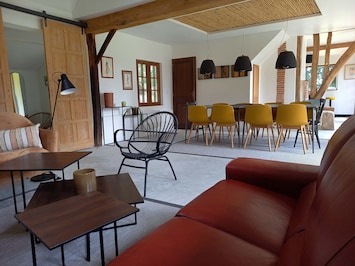 Bienvenue Ă la maison Silleron. Welcome to Maison Silleron.