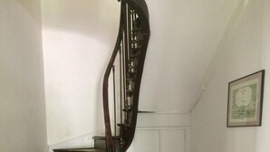 Eine Treppe mit Schachbrettmuster und einem hölzernen Geländer.