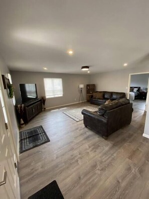 TV - Modern Luxury Home on the River w/ 3 Bedrooms (Dubois)