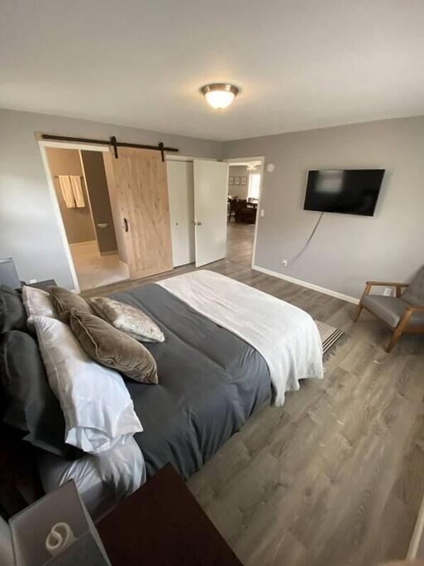 3 bedrooms, iron/ironing board, WiFi, bed sheets - Modern Luxury Home on the River w/ 3 Bedrooms (Dubois)