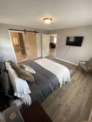 3 habitaciones, tabla de planchar con plancha, wifi y ropa de cama