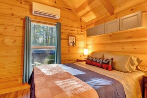 1 bedroom, travel cot, free WiFi, bed sheets - Eliza Cabin | Nature Nested Tiny Cabin w/ Hot Tub (Chattanooga)