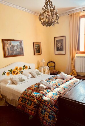 5 chambres, bureau, fer et planche à repasser, lit parapluie