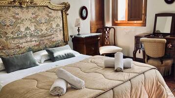 5 bedrooms, desk, iron/ironing board, travel crib