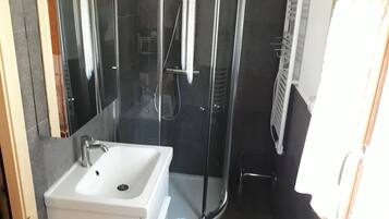Douche, sèche-cheveux, bidet, serviettes fournies