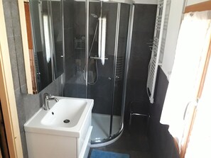 Een douche, een haardroger, een bidet, handdoeken