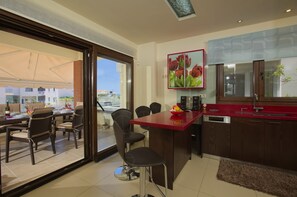 Villa | Cuisine privée | Réfrigérateur, four, plaque de cuisson, lave-vaisselle