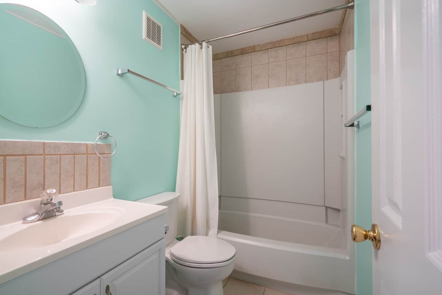 Un bagno con il water, un lavandino e una doccia.