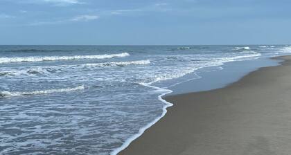 Beachski's Bungalow 2 Bedroom, 2 Bath with Pool and Tennis, Privat Beach Access!