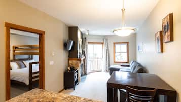 1 habitación, tabla de planchar con plancha y cuna de viaje