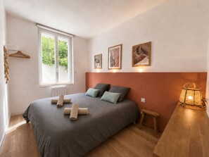 A bedroom with a bed, pillows, a window, and artwork on the wall. - The hacienda - Patio Terrace - Center / Beach 5 min (Le Havre)