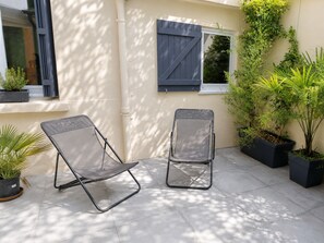 Two outdoor chairs, a window with shutters, and potted plants. - The hacienda - Patio Terrace - Center / Beach 5 min (Le Havre)