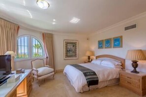 6 bedrooms, iron/ironing board, WiFi