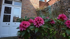 A brick house with a white door and windows. - Clarendon -  a house that sleeps 10 guests  in 5 bedrooms (Sheringham)
