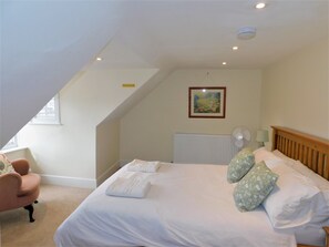 5 室のベッドルーム、アイロン / アイロン台、WiFi (無料)、ベッドシーツ