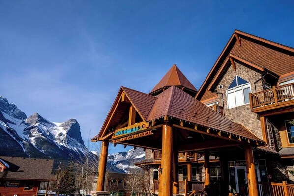 Exterior - Eagle Suite at Stoneridge w/ Sauna, Pool & Hot Tub (Canmore)