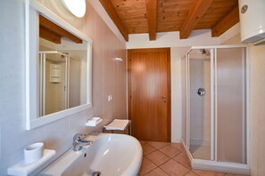 Een douche, een haardroger, een bidet, handdoeken