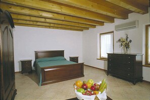 1 chambre, lit parapluie, Wi-Fi gratuit, draps fournis