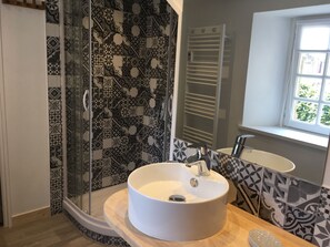 Dusche, Haartrockner, Handtücher, Seife