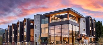 Watch concerts from rooftop deck w private hot tub! Best downtown location!