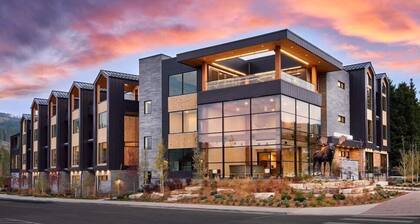 Watch concerts from rooftop deck w private hot tub! Best downtown location!