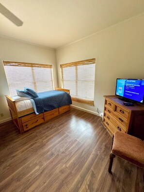 3 habitaciones, tabla de planchar con plancha, wifi y ropa de cama 