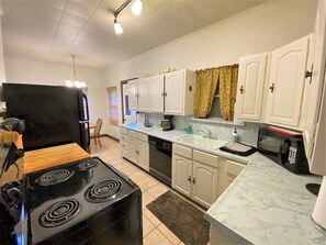 Refrigerador, microondas, horno, cafetera/tetera
