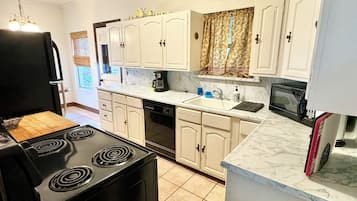 Refrigerador, microondas, horno y cafetera y tetera