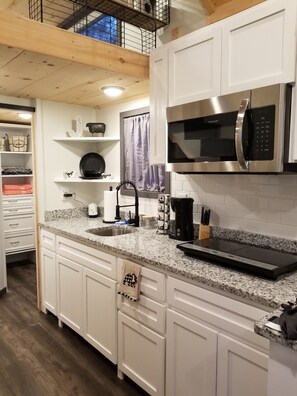 Réfrigérateur, micro-ondes, cafetière/bouilloire, grille-pain