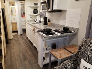 Refrigerador, microondas, cafetera/tetera, tostadora