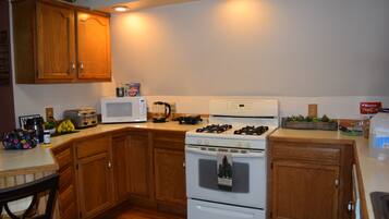 雪櫃、微波爐、焗爐、爐具