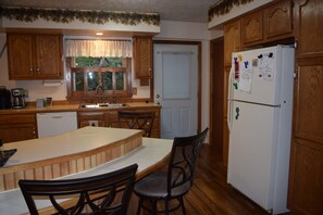 Fridge, microwave, oven, stovetop - Charming and Spacious A-Frame minutes from James Creek Launch - Raystown Lake (James Creek)