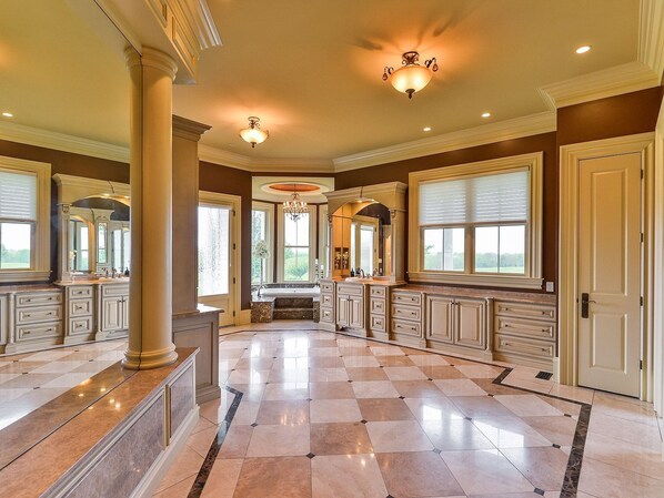 Interior - Kentucky Bourbon Trail Luxury (Springfield)