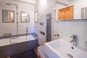Combined shower/bathtub, eco-friendly toiletries, hair dryer, towels
