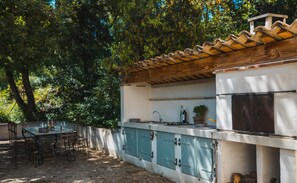 Outdoor dining - Bastide with heated swimming pool in the Luberon Provençal (Apt)