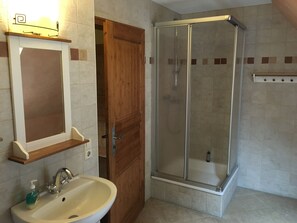 Traditional-Haus, eigenes Bad (Bikehütte Rehnhäusl) | Badezimmer