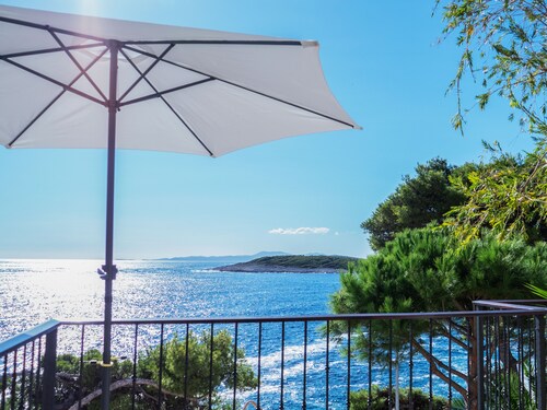 Seafront apartment w. free parking (Marta)