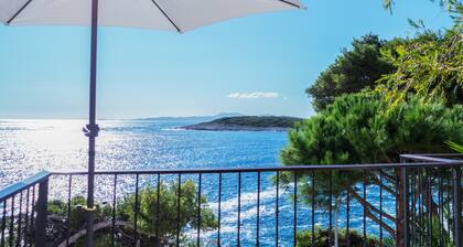 Seafront apartment w. free parking (Marta)