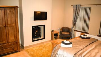 3 bedrooms, travel cot