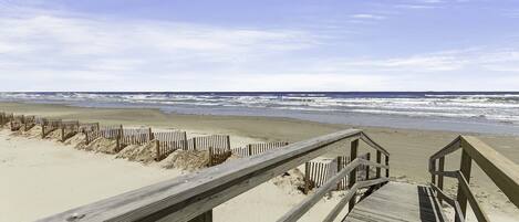 Beach nearby, sun loungers, beach towels