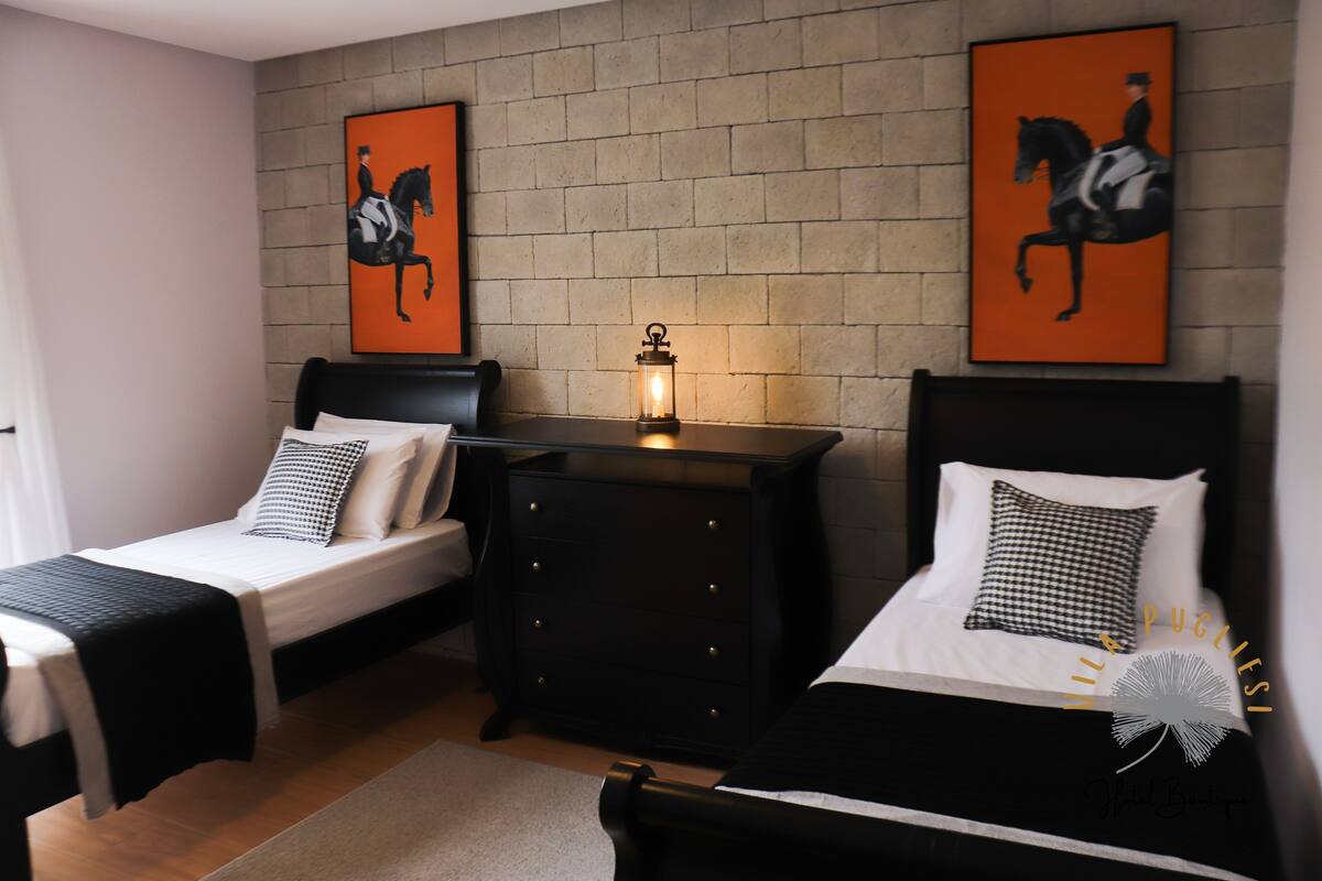 Ropa de cama de alta calidad, minibar y decoración personalizada