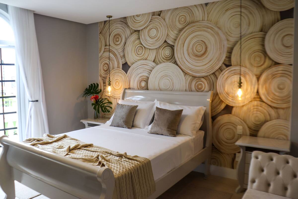 Ropa de cama de alta calidad, minibar y decoración personalizada