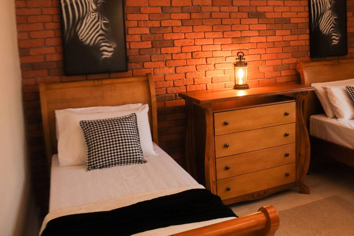 Ropa de cama de alta calidad, minibar y decoración personalizada