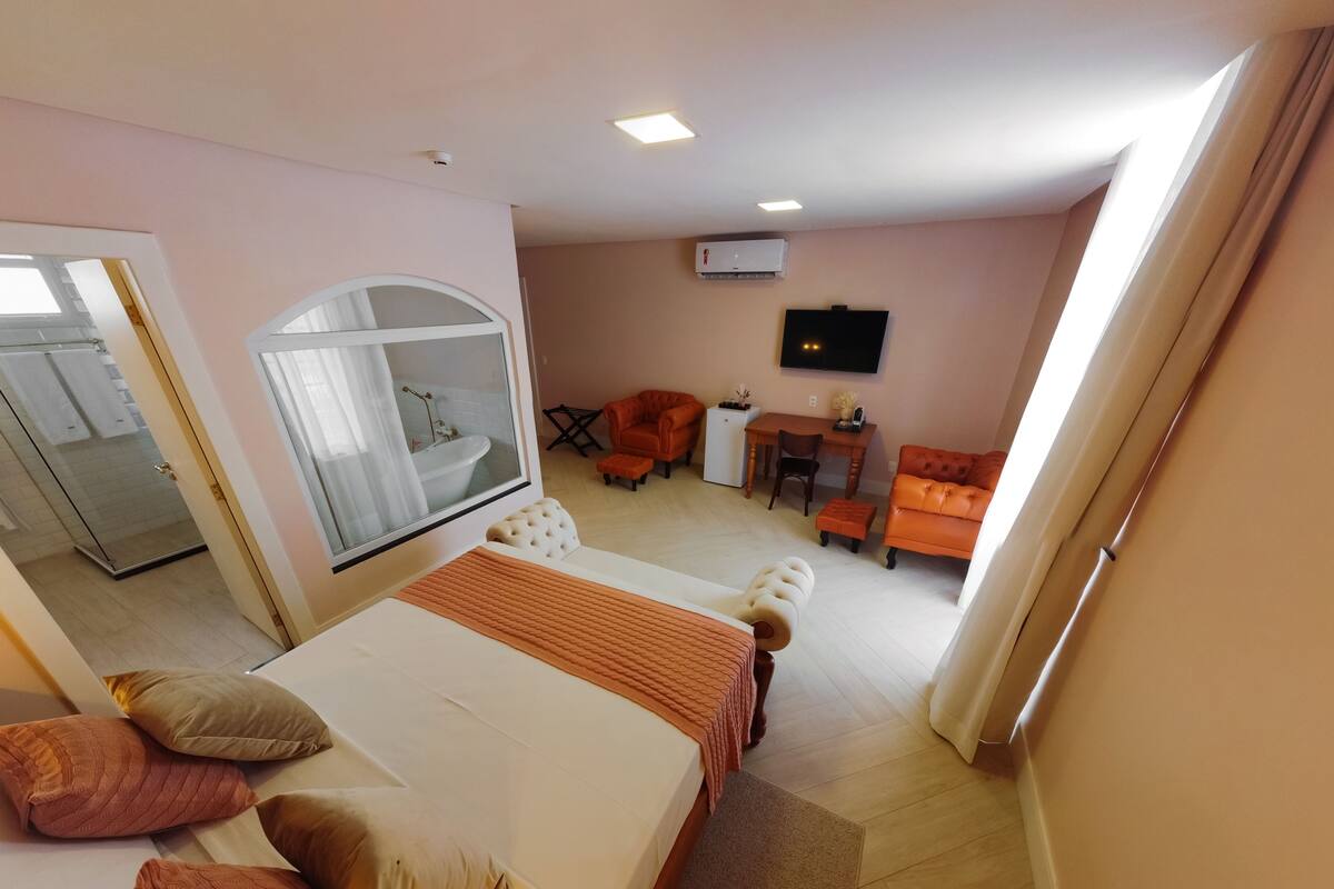 Ropa de cama de alta calidad, minibar y decoración personalizada